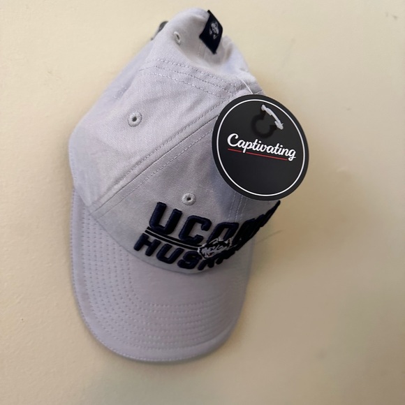UConn Huskies hat - Picture 2 of 5